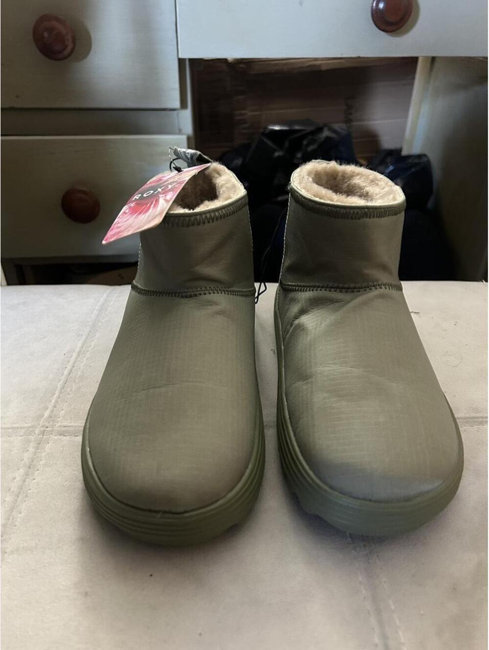NWTRoxy women’s olive green & khaki faux fur lined ankle boots size 6